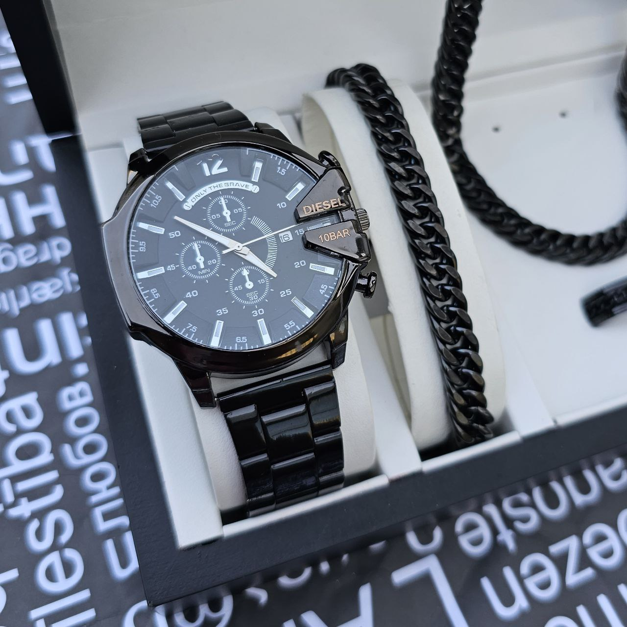 ست ساعت مچی مردانه مشکی صفحه مشکی مدل U700  دستبند و گردنبند کارتیه رنگ دودی