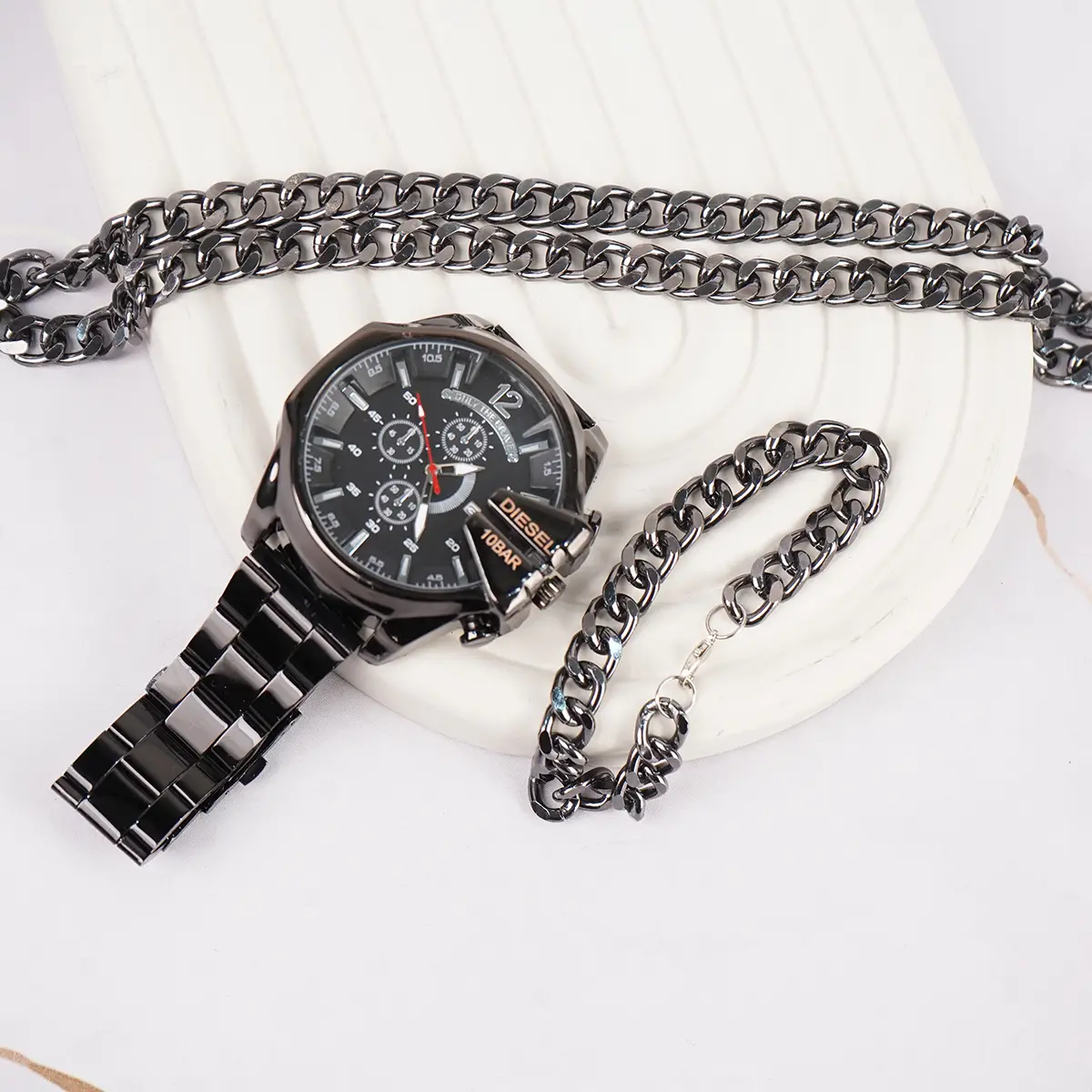 ست ساعت مچی مردانه مشکی صفحه مشکی مدل U700  دستبند و گردنبند کارتیه رنگ دودی