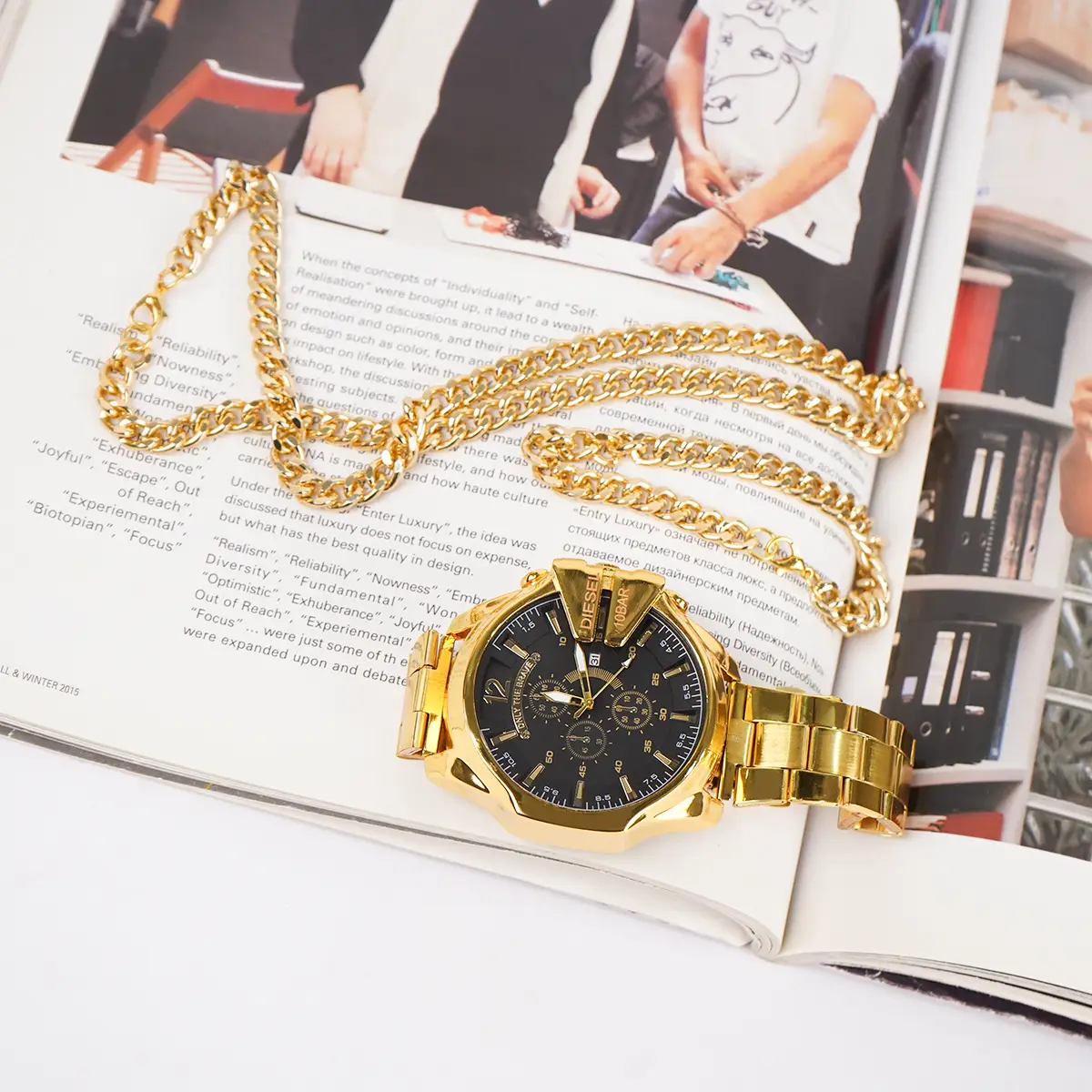 ست ساعت مچی مردانه طلایی صفحه مشکی مدل U700  دستبند و گردنبند کارتیه رنگ طلایی